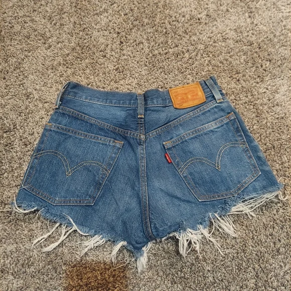 Levi's 501 Distressed Shorts - Picture 4 of 5